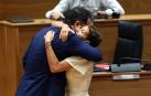 Ramón Alzórriz abraza a María Chivite durante el pleno de investidura