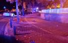 El coche, al fondo, colisionó contra estos pivotes de la acera