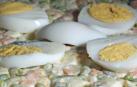 La ensaladilla rusa admite variaciones como los guisantes o pepinillos