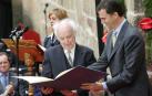 tín González Acilu recibe el Premio Príncipe de Viana de las manos de Felipe VI, por aquel entonces príncipe de Asturias