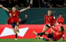 La jugadora española Olga Carmona (d) celebra con Teresa Abelleira (2d) tras ganar a Suecia en la semifinal del Mundial femenino de fútbol disputado este martes en Auckland