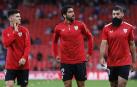De izda. a dcha., Imanol García, Raúl García y Asier Villalibre en la previa del estreno liguero contra el Real Madrid