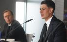 Kepa Arrizabalaga (dc ha.) junto a Emilio Butragueño durante sus primeras palabras como meta dle Real Madrid