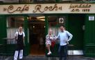 Iñaki y Eduardo Valle Andrés, con su madre, Carmen Andrés Lallana, en la puerta del Roch, en la calle Comedias 6