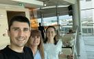 El ciclista navarro del Movistar Óscar Rodríguez, junto a su madre y su pareja