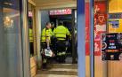 Un equipo de Samur Protección Civil estabiliza al hombre de 46 años que ha resultado herido grave al recibir un disparo en la cabeza cuando se encontraba en el interior de un restaurante