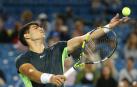 El español Carlos Alcaraz devuelve ante el australiano Jordan Thompson en un partido de la segunda ronda del Masters 1.000 de Cincinnati