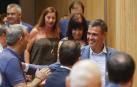 El presidente del gobierno en funciones y líder del PSOE, Pedro Sánchez (d), a su llegada a la reunión del grupo parlamentario socialista