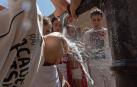 Jóvenes refrescándose en fiestas de Los Arcos