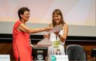 Nazareth Torres recibiendo el premio de la Sociedad Española de Biología de Plantas en Braga (Portugal). (Fotografía de Paúl Arciniega Benavides)