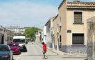 Un vecino transita por la calle Almenara, en su intersección con la del Estanque, vías ambas que se van a renovar
