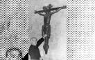 Javier Lorente, párroco en 1973 de Zizur Mayor, junto al crucificado.