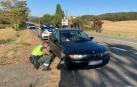 Un agente de la Guardia Civil observa el vehículo tras ser interceptado