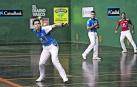 Jokin Altuna golpea la pelota durante la victoria de ayer en Zarautz frente a Elordi-Albisu