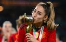 Olga Carmona besa el trofeo de campeona del mundo de fútbol