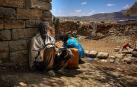 Una familia rural etíope coge agua de un pozo en Tigray