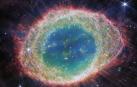 El telescopio espacial James Webb ha fotografiado el colorido anillo principal de la Nebulosa del Anillo, que se compone de gas expulsado por la estrella moribunda situada en el centro