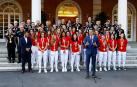 Pedro Sánchez junto a la jugadoras de la selección española femenina, campeonas del mundo, durante la recepción oficial