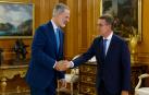 El rey Felipe VI recibe al líder del PP, Alberto Núñez Feijóo en la última de sus siete entrevistas con dirigentes políticos antes de decidir qué candidato propondrá para que se someta en el Congreso a la investidura como presidente del Gobierno
