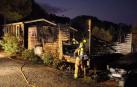 Efectivos de Bomberos de Cataluña trabajan en la extinción del fuego en el bungalow afectado