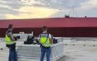 Dos agentes de la Policía Nacional manejan un dron sobre el estadio de fútbol