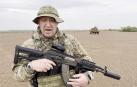 Yevgeny Prigozhin, jefe del grupo mercenario privado ruso Wagner, camuflado y con un arma en las manos en una zona desértica en un lugar desconocido, posiblemente en África, en una foto publicada el 21 de agosto