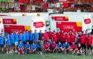 Vestidos con camiseta azul o rojo, según el grupo asignado para salida o meta, una parte del plantel que viajó ayer desde M2 Eventos hasta Barcelona