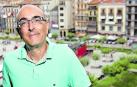 Pello Guerra posa ante la Plaza del Castillo de Pamplona