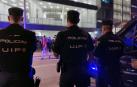 Miembros del dispositivo de seguridad de la Policía Nacional para el partido de Conference League entre Osasuna y Brujas, este jueves en el exterior del estadio de El Sadar