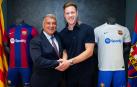 El presidente del F.C. Barcelona, Joan Laporta, y el portero Marc-André ter Stegen, tras la renovación
