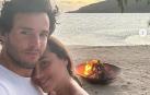 Tamara Falcó e Iñigo Onieva se abrazan en una playa de Bora Bora