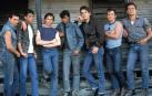 ENTRE BANDAS Y CHICOS GUAPOS  Aún me viene a la cabeza la banda sonora de ‘Rebeldes’ y la emoción que sentía cada vez que lloraba con aquella película que alquilaba una y otra vez en el videoclub a principio de los noventa. Me encantaban aquellos ‘Rebeldes’, esos ‘Outsiders’ (marginados, en el título original de la cinta dirigida por Francis Ford Coppola en 1983) tan guapísimos. Basada en la novela homónima de S. E. Hinton, narra la historia de tres hermanos huérfanos y sus amigos en la Oklahoma de los primeros sesenta. Con una mirada nostálgica y unos actores que ya se erigían como jóvenes promesas del cine estadounidense (Patrick Swayze, Rob Lowe, Tom Cruise, Matt Dillon...), relata los problemas de los adolescentes de clase baja y rural. Al estilo de ‘West Side Story’ y de otras películas sobre bandas, pobreza, navajas y chicos guapos