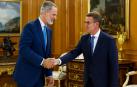 El rey Felipe VI recibe al líder del PP, Alberto Núñez Feijóo (dcha) en la última de sus entrevistas con dirigentes políticos