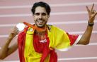 El atleta español Mohamed Katir celebra la medalla de plata en los 5.000 metros, durante la jornada de este domingo del Campeonato del Mundo de Atletismo de Budapest