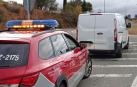 Patrulla de la Policía Foral junto a la furgoneta cuya conductora fue sancionada