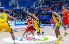 El base de España, Juan Núñez, con el balón ante la defensa de Brasil durante el partido del Mundial