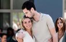 Sergio Rico y su esposa Alba Silva saliendo del hospital
