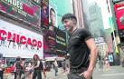 Antonio Díaz, el Mago Pop, fotografiado en Times Square