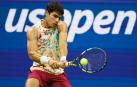 Carlos Alcaraz comenzó este martes su defensa del Abierto de EE.UU. eliminando al alemán Dominik Koepfer, quien se tuvo que retirar por lesión