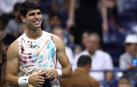 Carlos Alcaraz sonríe tras ganar su partido de primera ronda en el Abierto de Estados Unidos