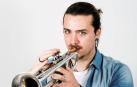 Asier Ardaiz, músico pamplonés, tocando su trompeta