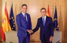 El líder del PP, Alberto Núñez Feijóo (d), y el presidente del Gobierno en funciones y secretario general del PSOE, Pedro Sánchez, al inicio de la reunión mantenida este miércoles en el Congreso