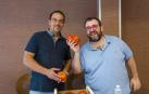 De izda. a dcha., Esteban Sanz y Luis Salcedo con dos Tomates Feos