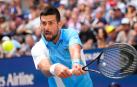 Novak Djokovic devuelve una pelota a Bernabé Zapata Miralles