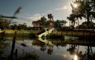 Un vehículo en un canal tras el paso de Idalia por Horseshoe Beach, en Florida
