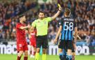 El árbitro Daniel Stefanski muestra la amarilla a Mechele al inicio del partido
