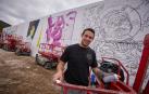 Jabi Landa, Corte, junto el gran mural en el que trabajan siete artistas dentro de la última edición del festival Cantamañanas