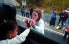 Fotos de la despedida de los niños saharauis de sus familias navarras. /