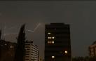Además de agua y granizo, la tormenta ha venido acompañada de rayos que han dejado estampas espectaculares