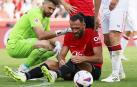 Las asistencias atienden al delantero del Mallorca Vedat Muriqi en presencia del meta Unai Simón